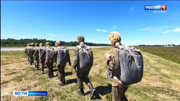 Юные парашютисты покорили костромское небо