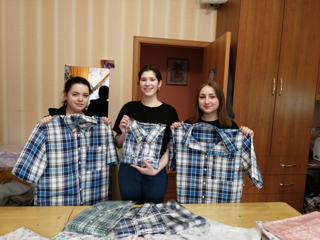 Молодые мамы шьют постельное белье для Дома милосердия